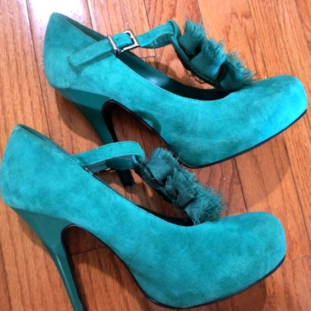 Gianni Bini 4 inch high heels, size 6, teal suede